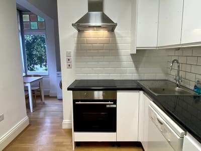Convenient, spacious, bright 1-bed apartment Main Photo
