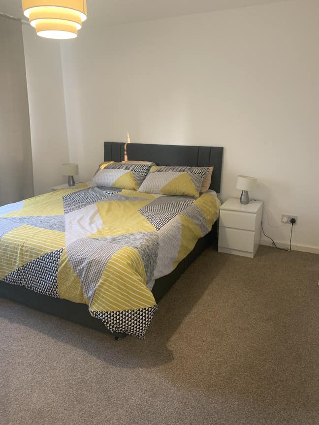 Large double room in a family home share Main Photo