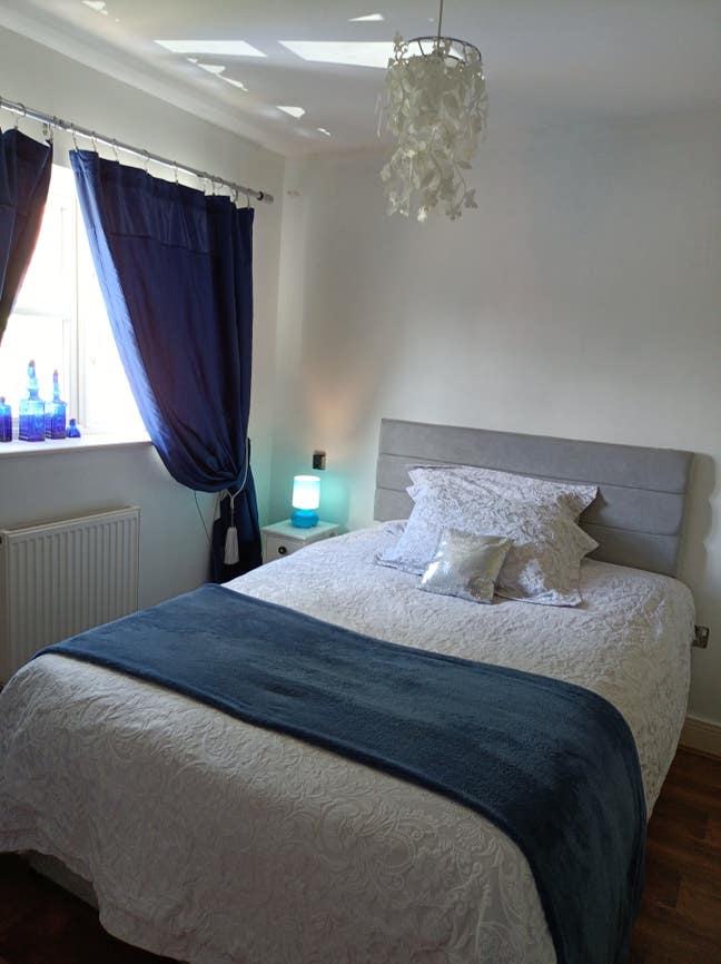 En-suite room to rent in Porton Main Photo