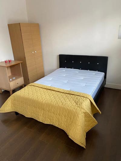 Nice double and single rooms available in Forest G Main Photo
