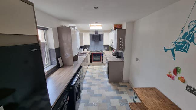 *Excellent Location- All bills and WIFI included** Main Photo