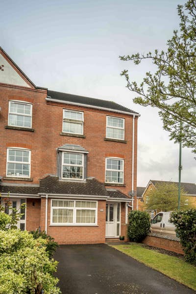 Double Room in Modern House Main Photo