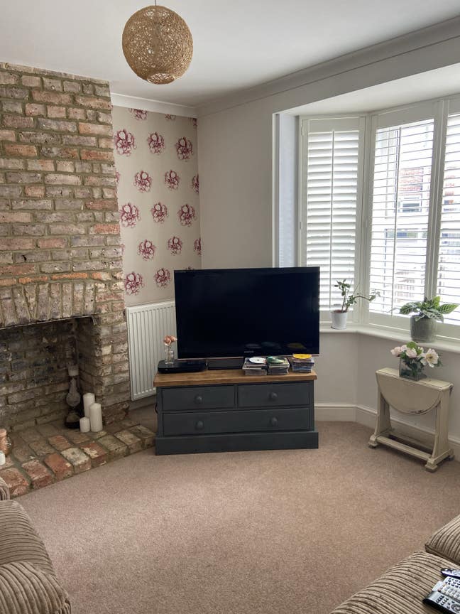 Room available in a lovely home Main Photo