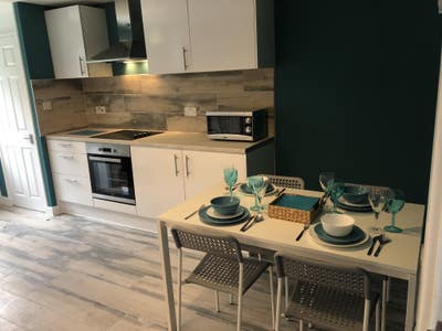 A lovely single IN A GREAT HOUSE  Main Photo