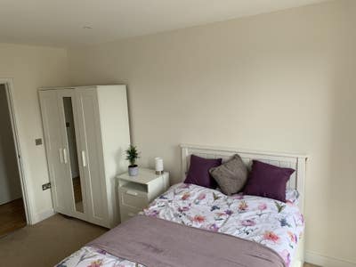 Large double room near station. Bills included.  Main Photo