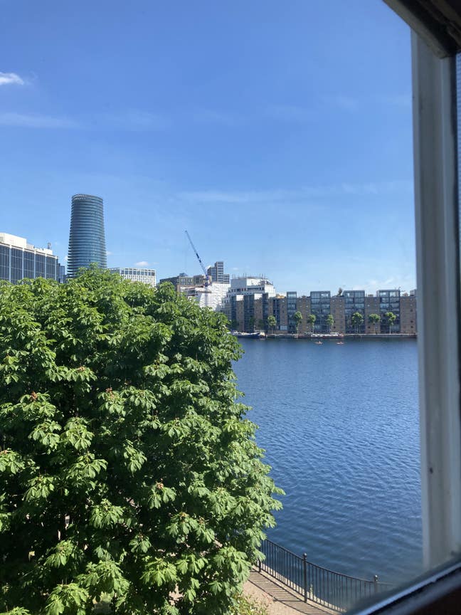 E14 - River Facing Stunning views 1 Bed Studio Main Photo