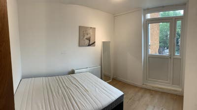 En-suite with private balcony in female house Main Photo