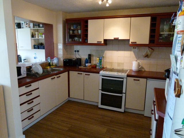 Large single room in shared house Main Photo