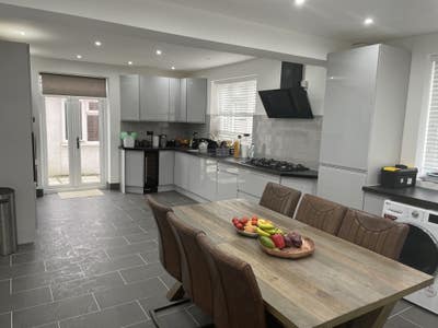Delightful shared house in Merstham Main Photo