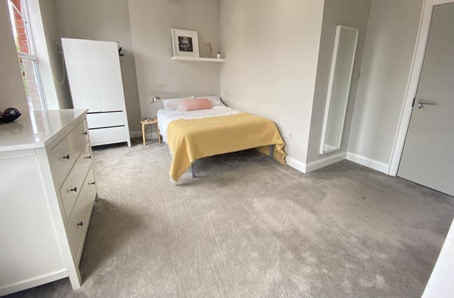 Huge en-suite room close to city (bills Inc) Main Photo
