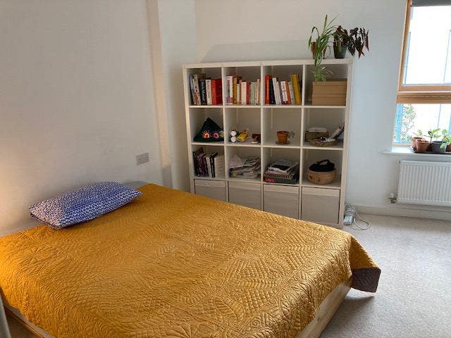 Clean bright room in quiet block Main Photo