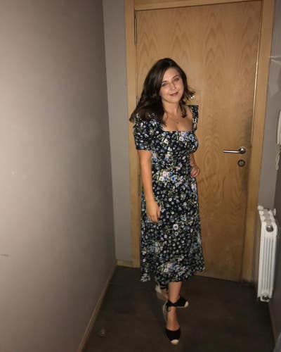 I am a professional female aged 32. I am look... Main Photo