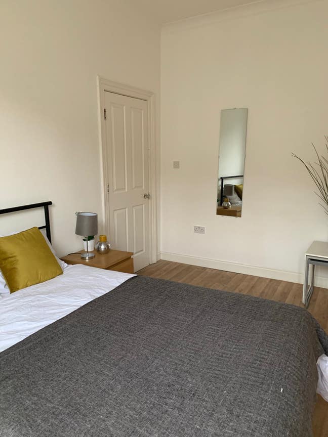Double room in quiet house near tube. Main Photo