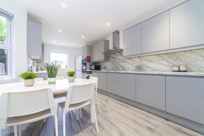 Double rooms in beautiful friendly clean house Main Photo