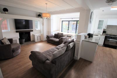 1 Double Room In Stylish Urmston Houseshare. Main Photo