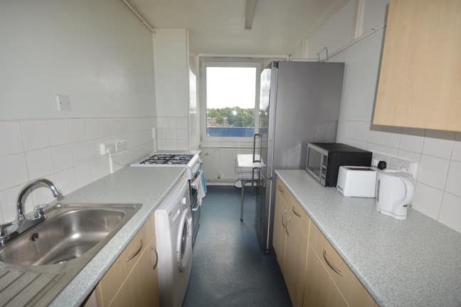 3-Bedroom Flat with Balcony – Caledonian Road Main Photo