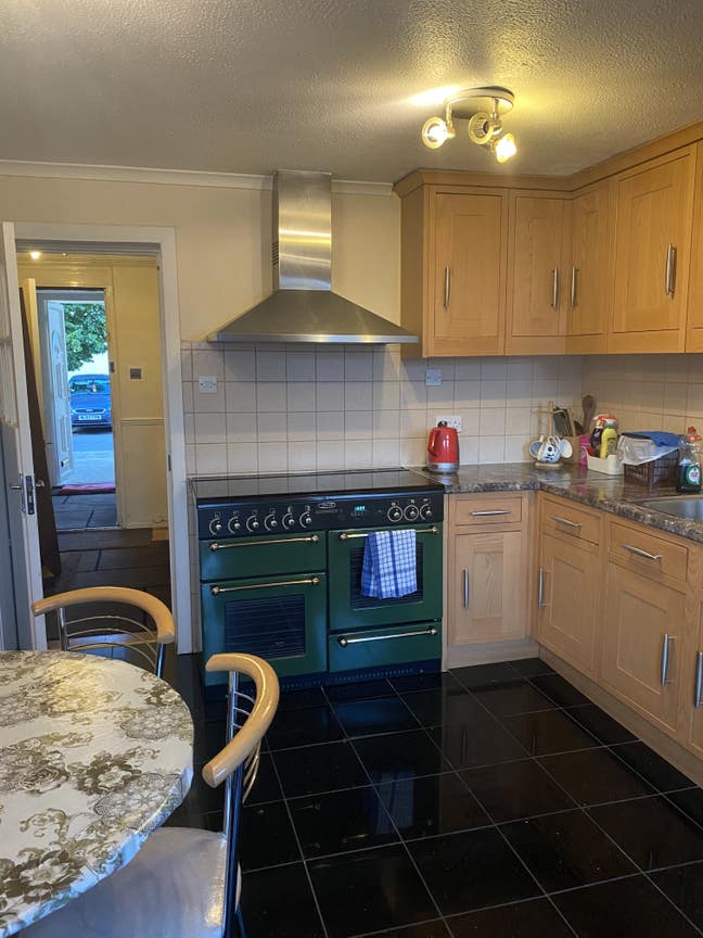 A medium and a very large room to rent Main Photo