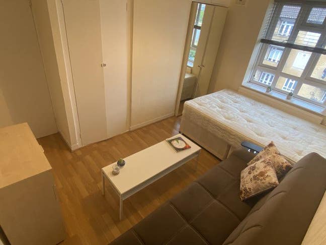 5 Min to Piccadilly Line Main Photo