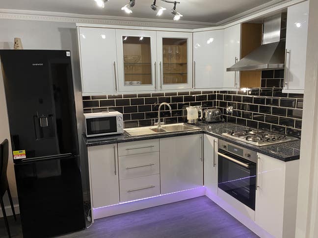 Modern 2 bedrooms flat with corner jacuzzi bath  Main Photo