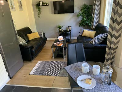 Premier Ensuite Double inc Bills, Fibre,Wkly Clean Main Photo
