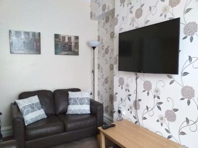 Large refurbished En-suite Room in Shared House Main Photo