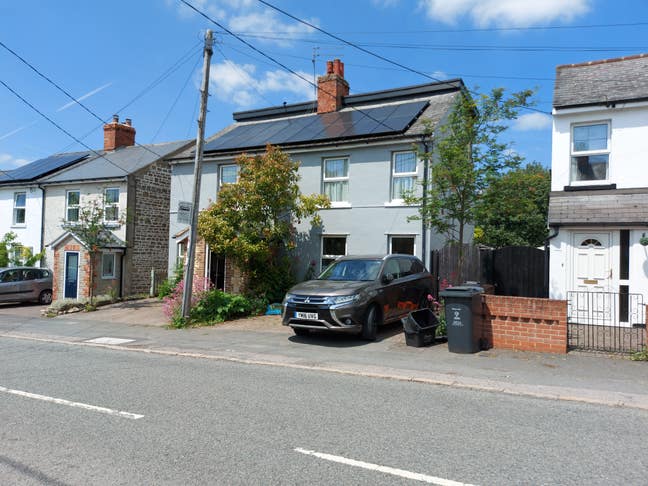 Weekday room on edge of Wroughton village Main Photo