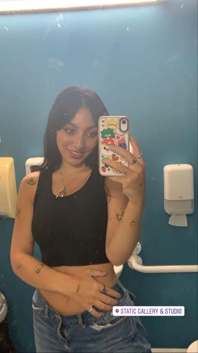 I am a professional female  aged 28 looking f... Main Photo