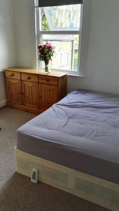 Large double bed available nice quite area Main Photo