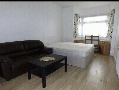 Spacious Studio room, en suit, All bills included  Main Photo