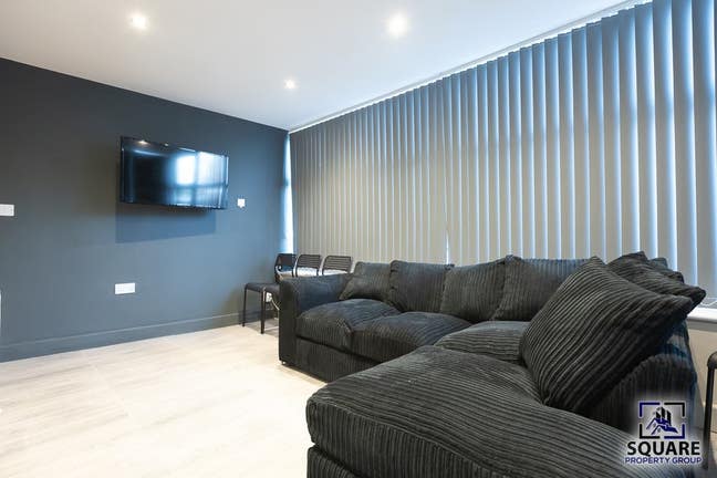 Simple Yet Modern SINGLE Ensuite Room Main Photo