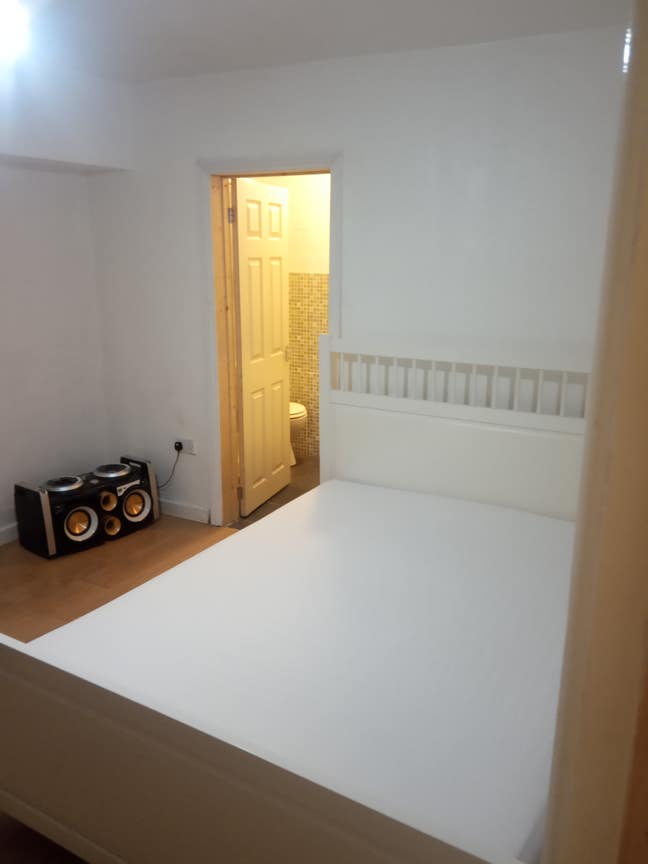 Ensuite Double Bedroom Main Photo