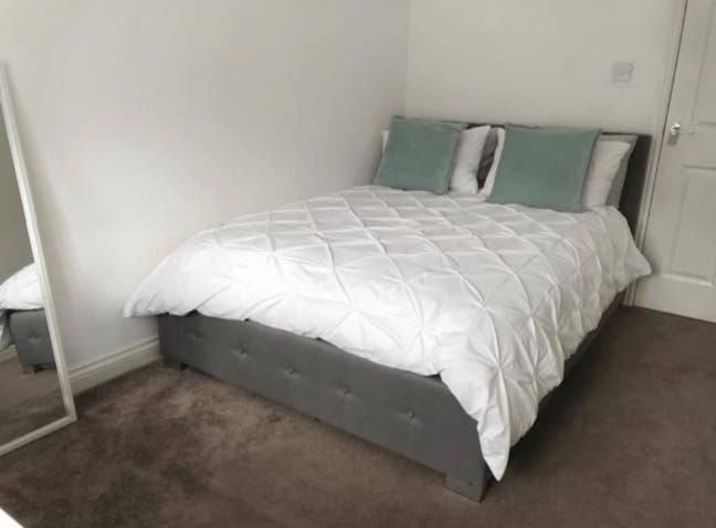 Light and airy Double room with parking  Main Photo