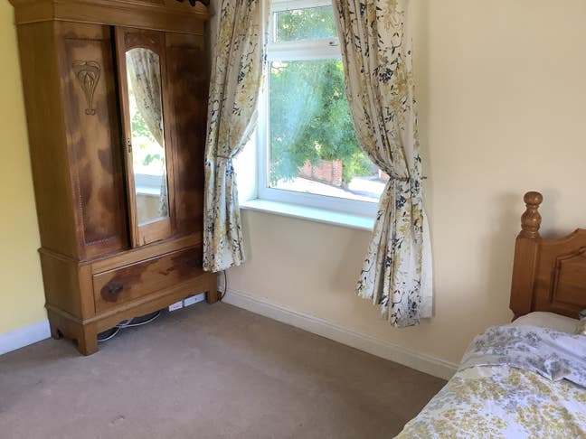 Large Double En-suite in Friendly Household Main Photo