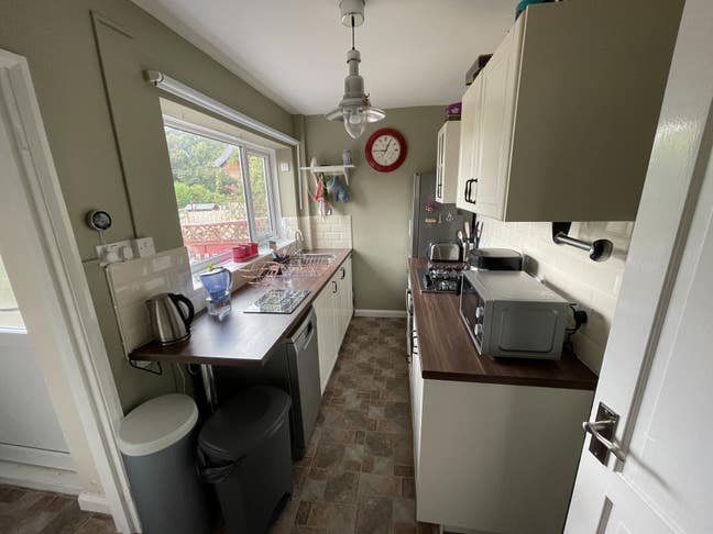 Double rooms opposite city hospital available  Main Photo