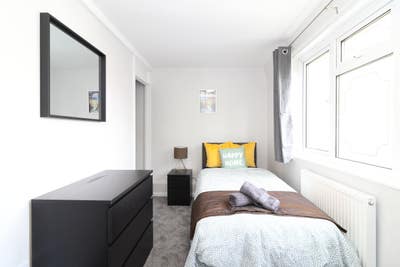 Houseshare for Professionals: Nice Rooms Available Main Photo