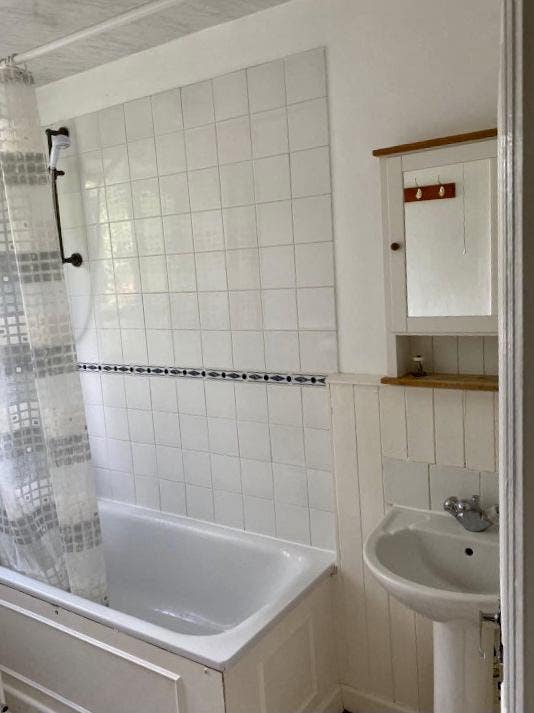 Great Location Room With Ample Natural Lighting Main Photo