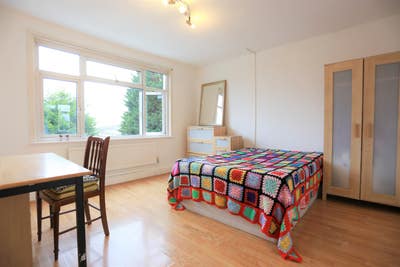 Garden side Double Room. Next to Station. Main Photo