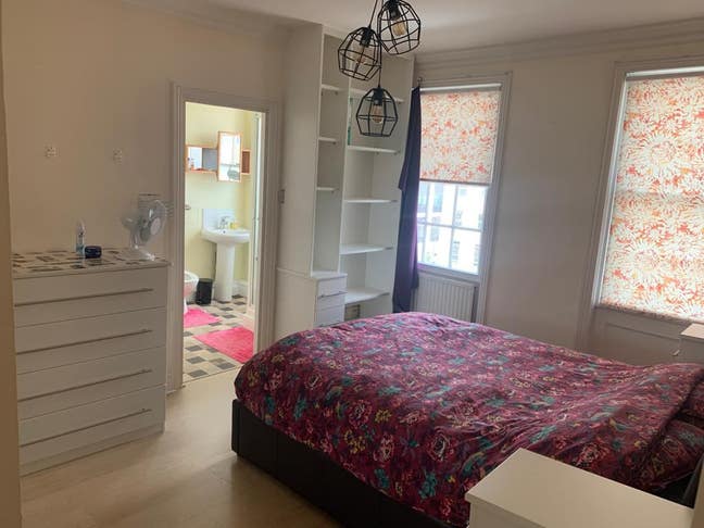 Spacious double bedroom (en-suite) next to Oval  Main Photo