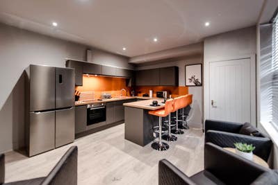 Lovely Spacious Ensuite Room in Modern House LS13 Main Photo