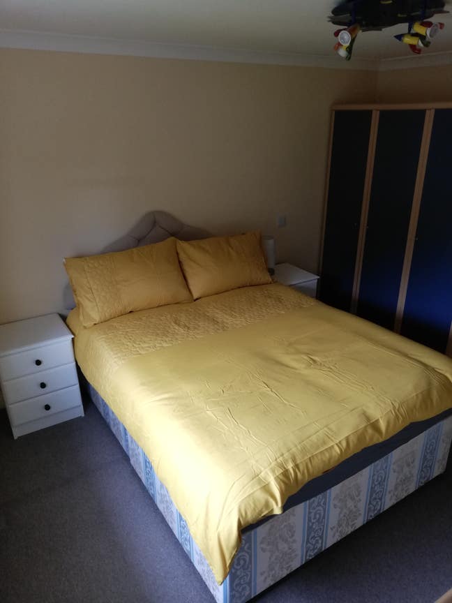 Double room with plenty of storage.TV and internet Main Photo