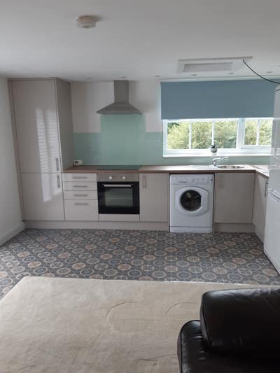 Self contained 1 bed flat available Mon to Fri Main Photo