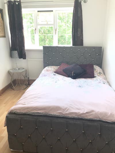 Large spacious double bedroom Main Photo