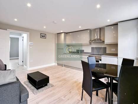 Beautiful newly built 1 bedroom flat with balcony Main Photo