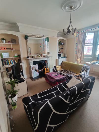 Double room in 4 bed flat right by the station! Main Photo