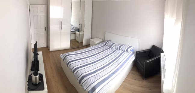 Large double room with TV and private bathroom  Main Photo