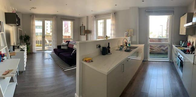 Large Double en-suite 1st floor new build in E16 Main Photo