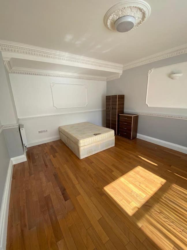 Newly decorated DOUBLE room available in Ilford Main Photo