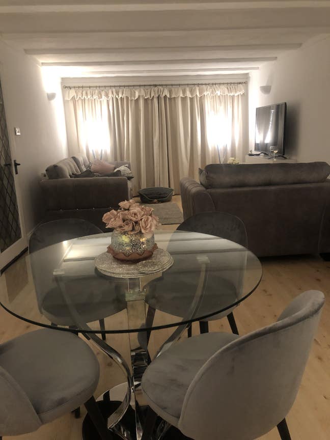 Double room available modern house  Main Photo