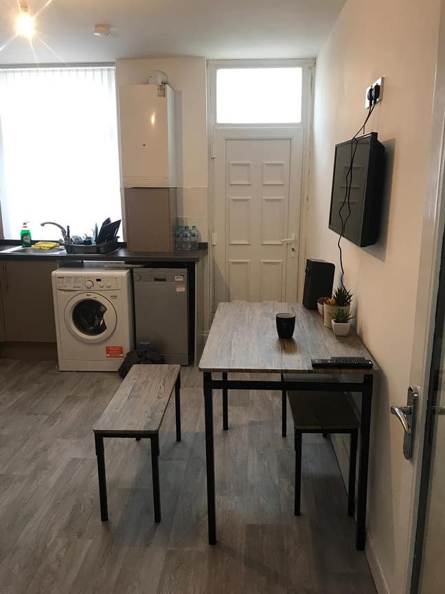 ***Double Room Available***Fraser St. BB10 Main Photo