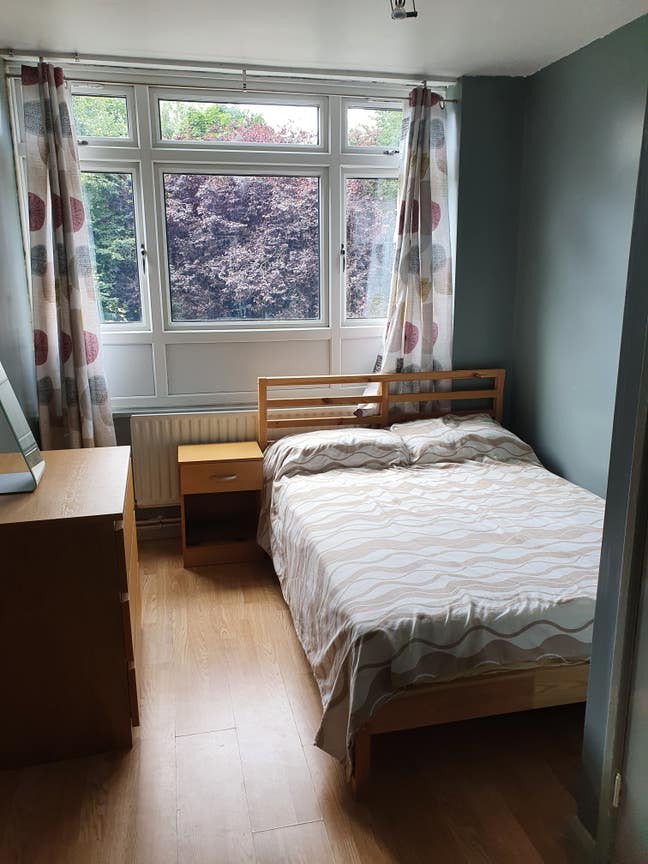 Double Bed in Cw *Mon-Fri Only* Main Photo